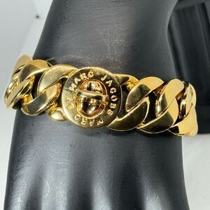 Marc by Marc Jacobs Chunky Turn lock closure
Bracelet in Gold